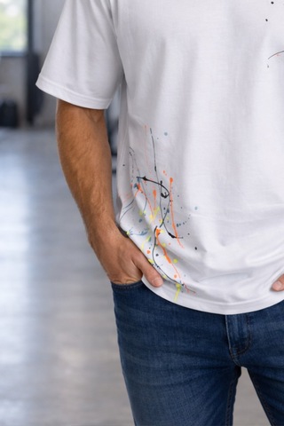 Tarz Cool Erkek Oversize Baskılı Tişört Renkli Boya Desenli Modern Streetwear Beyaz