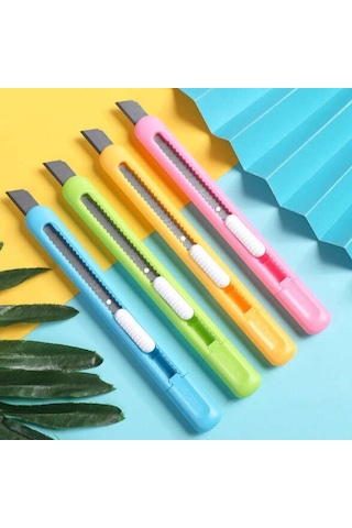 Deli Plastik Dar Maket Bıçağı 9 Mm. 1 Adet Karışık Renk