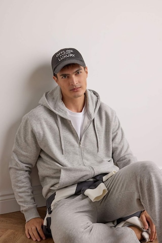 Defacto - Relax Fit Kapüşonlu İçi Yumuşak Tüylü Basic Düz Cepli Kalın Fermuarlı Sweatshirt D7599AX25SP Gri