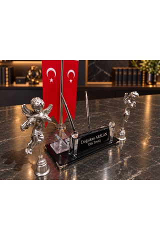 Kişiye Özel Çift Kalemli Kristal Masa İsimliği Türk Bayraklı Melek Figürlü 4 Parça Siyah