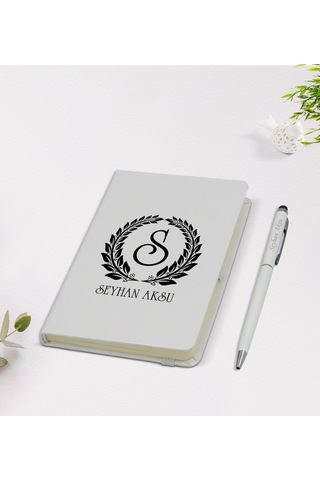 Kişiye Özel Çelenk Baş Harfli İsimli 9X14Cm Beyaz Defter Ve Kalem N11.1064