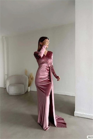 Lior Design Kadın İnce İşçilik Esnek Kadife Kumaş Kruvaze Yaka Kuyruklu Abiye Elbise Pudra