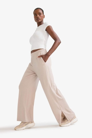 DeFactoFit Wide Leg Cepli Geniş Paça Yırtmaçlı Uzun İnce Sporcu Pantolon E2538AX25SMGR435