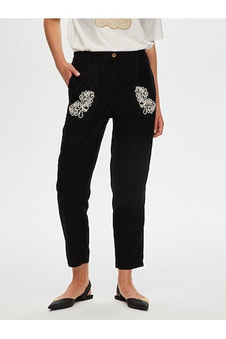 Faik Sönmez Kordone Nakış Garnili File Detaylı Comfort Fit Pantolon S25pnt030 Us25pnt03010 Siyah