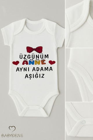 Babyden's Üzgünüm Anne Aynı Adama Aşığız Yazılı Çıtçıtlı Bebek Body Tulum %100 Pamuk Kısa Kollu Zıbın Beyaz