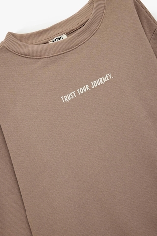 Koton Erkek Çocuk Pamuklu Uzun Kollu Bisiklet Yaka Baskılı Sweatshirt Kahve