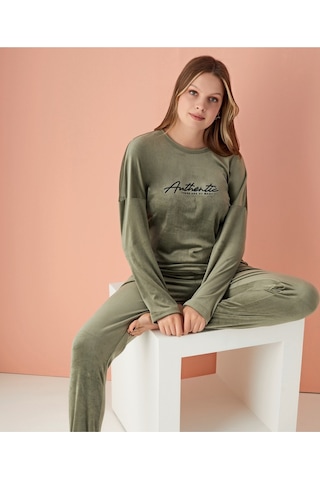 Farya Home Luxury Velvet Fransız Kadife Yazı Detaylı Pijama Takımı Yeşil