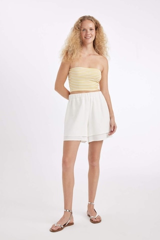 Defacto Regular Fit Normal Bel Kısa Paça Keten Karışımlı Şort D3989AX24HSWT32 Beyaz