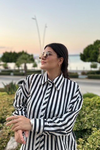 Siyah Renk Yaka Taş Detaylı Gofre Dokulu Çizgili Gömlek Siyah