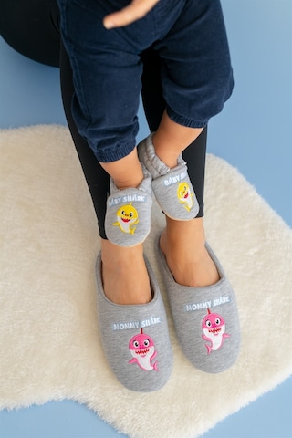 Mommy Ve Baby Shark Anne Terlik Ve Bebek Panduf Terlik Ve Panduf Ayrı Satılmaktadır. Gri