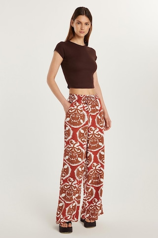 Tudors Kadın Regular Fit Beli Bağcıklı Geniş Paça Baskılı Pantolon-33414 Kahve - Bordo