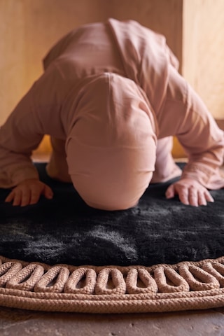 Merplush Mihraplı Peluş Seccade 75x130 Cm Süet Taban Yıkanabilir Yumuşak Namaz Halısı Siyah - Taba