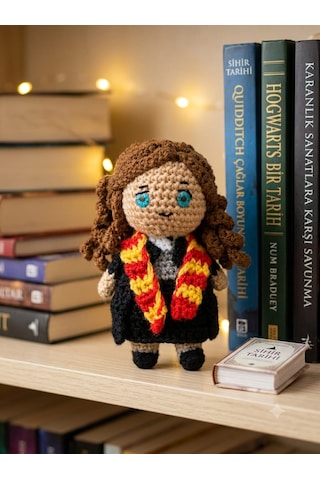 Okulun Cübbeli Cadısı Amigurumi Örgü Oyuncak - Film Karakteri Hediyelik Figür 11 Cm