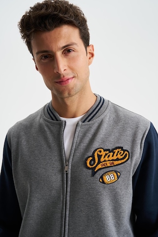 Arma Erkek Pamuklu Regular Fit Dik Yaka Baskılı Cepli Kolej Mont Sweatshirt 001