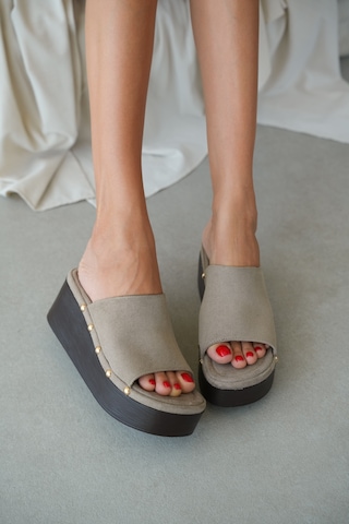 Selin Shoes Corvia Kalın Bant Dolgu Topuk Kadın Terlik- Vizon Süet