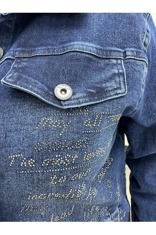 Trieste Büyük Beden Taş İşlemeli Yazı Detaylı Büyük Beden Taş İşlemeli Yazı Detaylı Düğmeli Cepli Yıkamalı Denim Kadın Ceket Lacivert