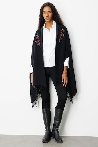 Kadın Yakası İşlemeli Koldan Geçmeli Büyük Yün Panço Siyah Siyah