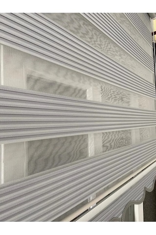 Açık Gri Geniş Pliseli Zebra Stor Perde Eteği Dilimli Alüminyum Kasa Metal Ayak Açık Gri