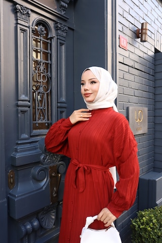 Kadın Kremit Boydan Düğmeli Yarasa Kol Kuşaklı Lara Keten Uzun Tesettür Elbise Kremit Kiremit