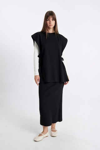 Defacto Regular Fit Bisiklet Yaka Basic Düz Yan Bağlamalı Triko Süveter Y1323AZ24AUBK81 Siyah