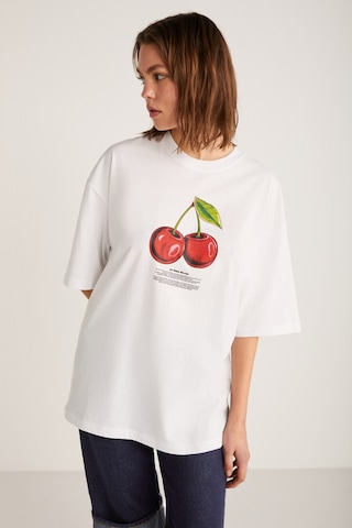 Grımelange Odalys Kadın %100 Organik Pamuklu Oversize Fit Bol Kesim Kiraz Baskılı Bisiklet Yaka Beyaz T-shirt