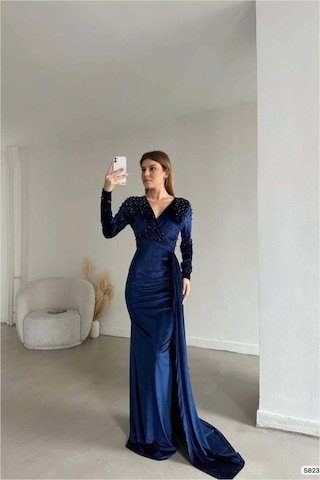 Lior Design Kadın İnce İşçilik Esnek Kadife Kumaş Kruvaze Yaka Kuyruklu Abiye Elbise Lacivert
