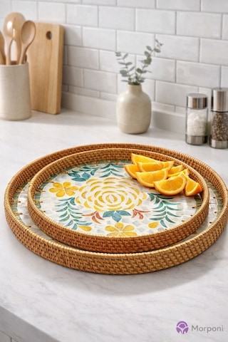 Qerhome 2'li El Yapımı Doğal Rattan Tepsi Sedef Desenli Yuvarlak Sunum Tepsisi Şık Servis Tepsisi 30-33 Cm Sarı Kahverengi