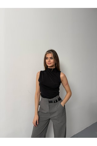 Kadın Kolsuz Büzgü Detaylı Dik Yaka Bluz Siyah