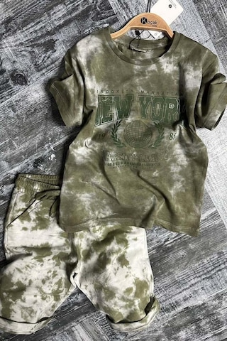 Riccotarz Erkek Çocuk New York Yazı Baskı Ve Batık Desenli Penye T-shirt Yeşil Şortlu Takım Yeşil