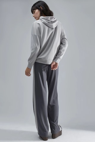 Hiccup Modal Dokulu Kapüşonlu Sweatshirt Ve Şerit Detaylı Pantolon Takımı Bersan Collection Gri