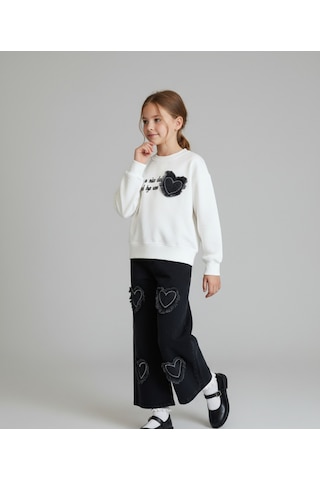 Kalp Nakışlı Ve Püskül Detaylı Beyaz Sweatshirt Siyah Palazzo Jean Kız Çocuk Takımı Beyaz