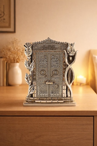 Taş İşlemeli Gümüş Biblo Allah & Muhammed S.a.v Kâbe Kapısı Taşlı Figürlü Masa Üstü Biblo 25 Cm Gri