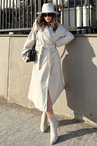 Kadın Ekru Kruvaze Yaka, Kapüşonlu, Çift Cepli, Beli Kemerli, Uzun Kaşe Kaban Astarsız Ekru