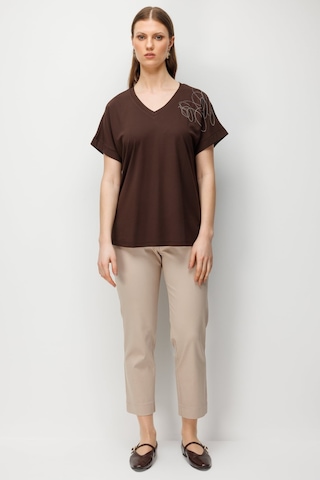 On Kadın Büyük Beden Tek Omzu Zincirli V Yaka T-shirt 71368 Kahverengi
