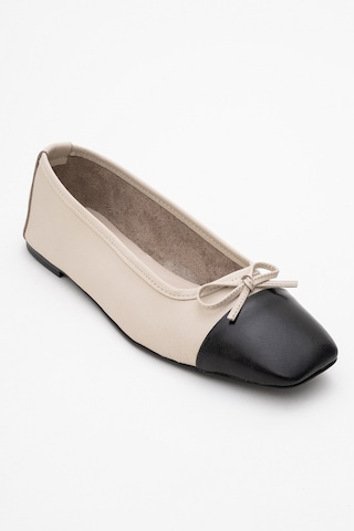 Romy Ekru-siyah Cilt Hakiki Deri Küt Burunlu Fiyonklu Kadın Babet Ayakkabı Siyah - Ekru