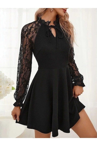 Butik Ayvitrin Kadın Uzun Kollu Yakadan Bağcıklı Dantel Detaylı Kısa İthal Krep Elbise Siyah