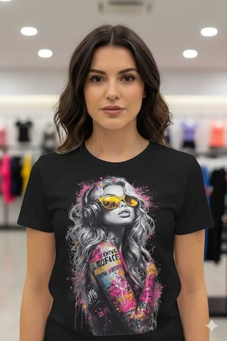 Renkli Kadın Figürü Baskılı Siyah Beyaz T-shirt Siyah