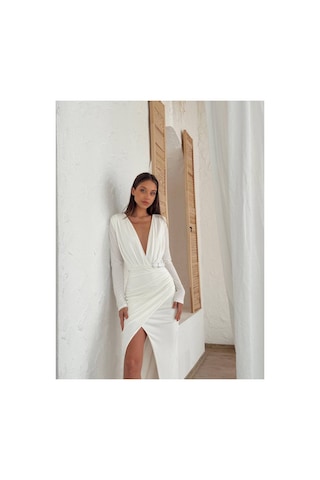 Can Çapar Kadın Abiye Derin Degaje Yaka Likralı Kemer Detaylı Bodycon Maxi Elbise - Abiye & Mezuniyet Elbisesi Beyaz