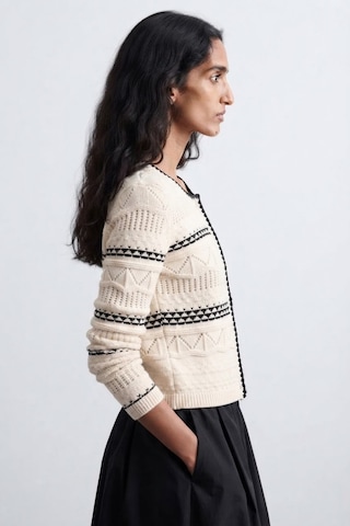 Soft&Basic Kadın Kontrast Fırfırlı Crop Triko Hırka Geometrik Desenli Düğmeli Hırka Beyaz
