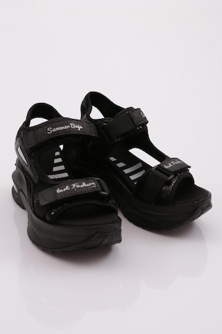 Dgn 3032 Kadin Kalin Taban Cirtli Sandalet 3032-2027-R1534 Siyah
