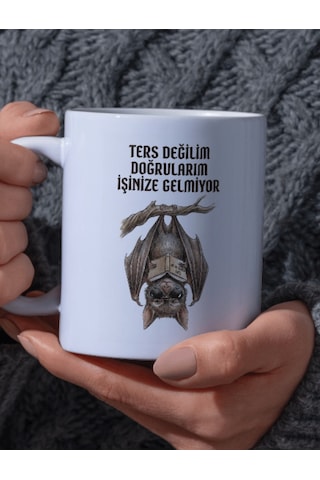 "ters Değilim Doğrularım İşinize Gelmiyor Yazılı Ters Duran Yarasa Tasarımlı Kupa"