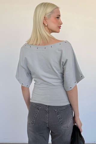 Madmext Boyalı Gri Off Shoulder Metal Detaylı Kadın Bluz Mg2671