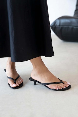 Wolk Shoes Ruiz Kadın Topuklu Parmak Arası Saten Sandalet Siyah