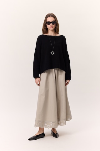 Nakış Detaylı Geniş Etek Taş Taş