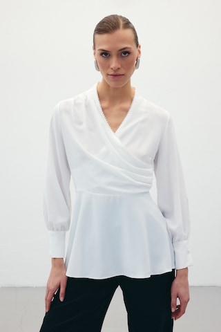 Sateen Boncuklu Yaka Kruvaze Bluz - Ekru-135913 Ekru