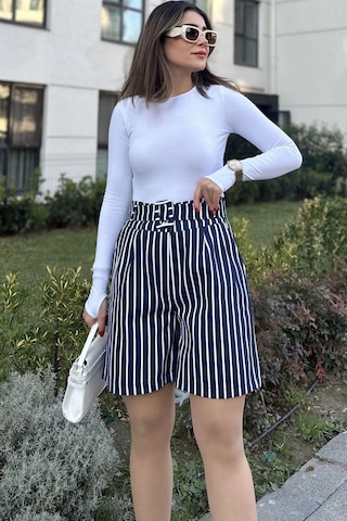 WeShaya Kadın Laci Kemerli, Yüksek Bel, Pliseli, Rahat Kesim, Gabardin Şort Lacivert