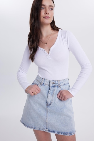 Tudors Kadın Slim Fit Dar Kesim Pamuklu V Yaka Beyaz Bluz-38829 Beyaz
