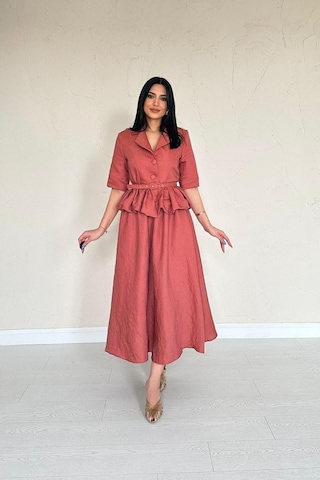 Moccah İnce Kemerli Fırfırlı Ceket Ve Büzgülü Etek Takım Mocca