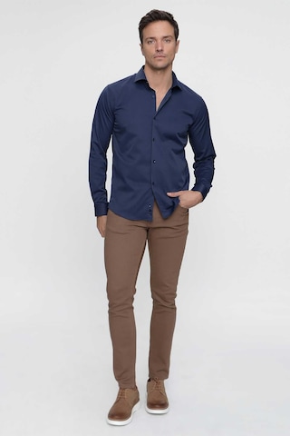 Morven Erkek Lacivert Slim Fit Dar Kesim Düz Sert Yaka Uzun Kollu Gömlek Lacivert