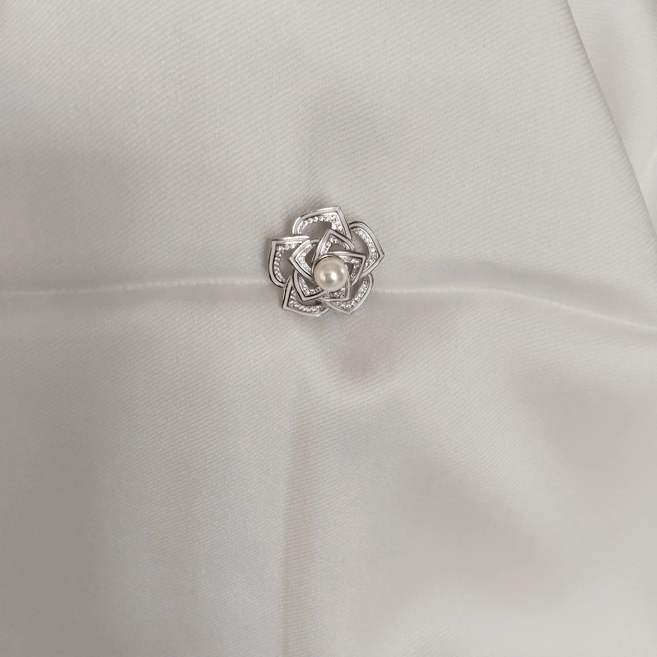 925 Ayar Gümüş Kadın Broş- İncili Çiçek Model Detaylı Gümüş